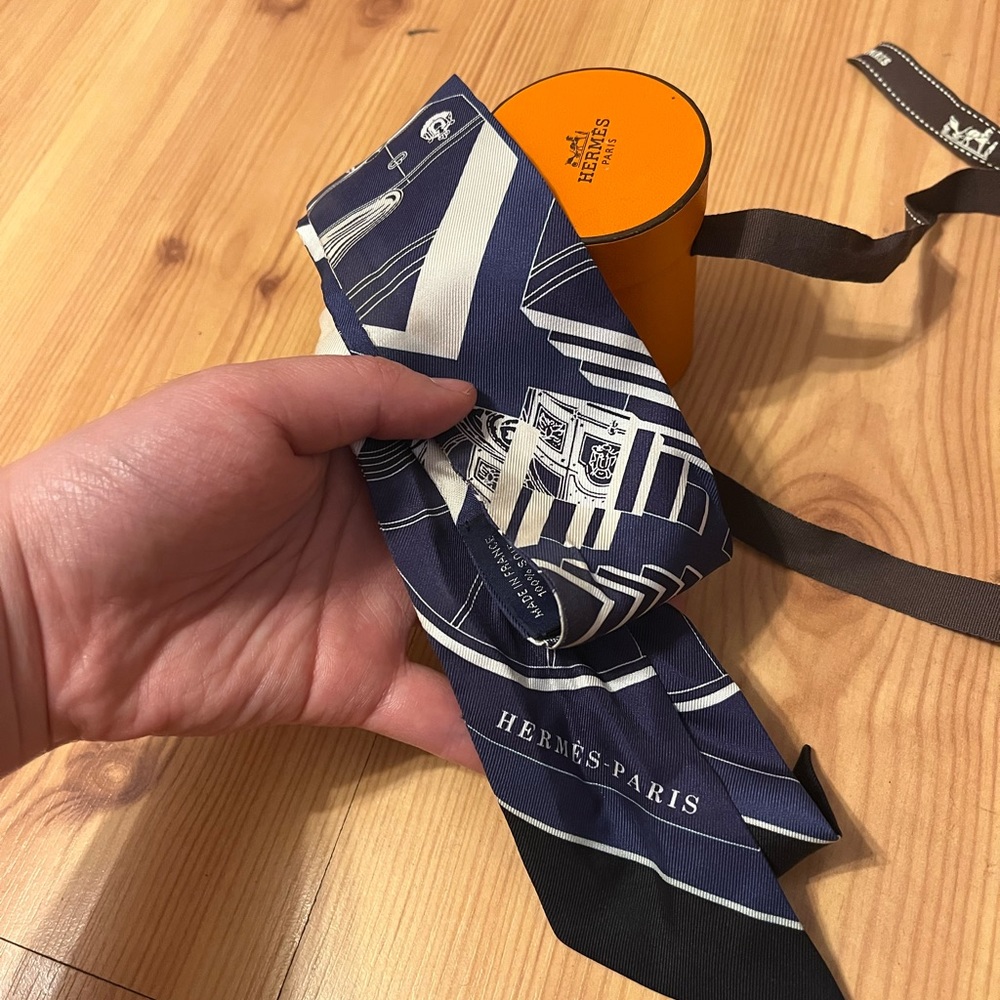 Authentic Hermès twilly blue and white